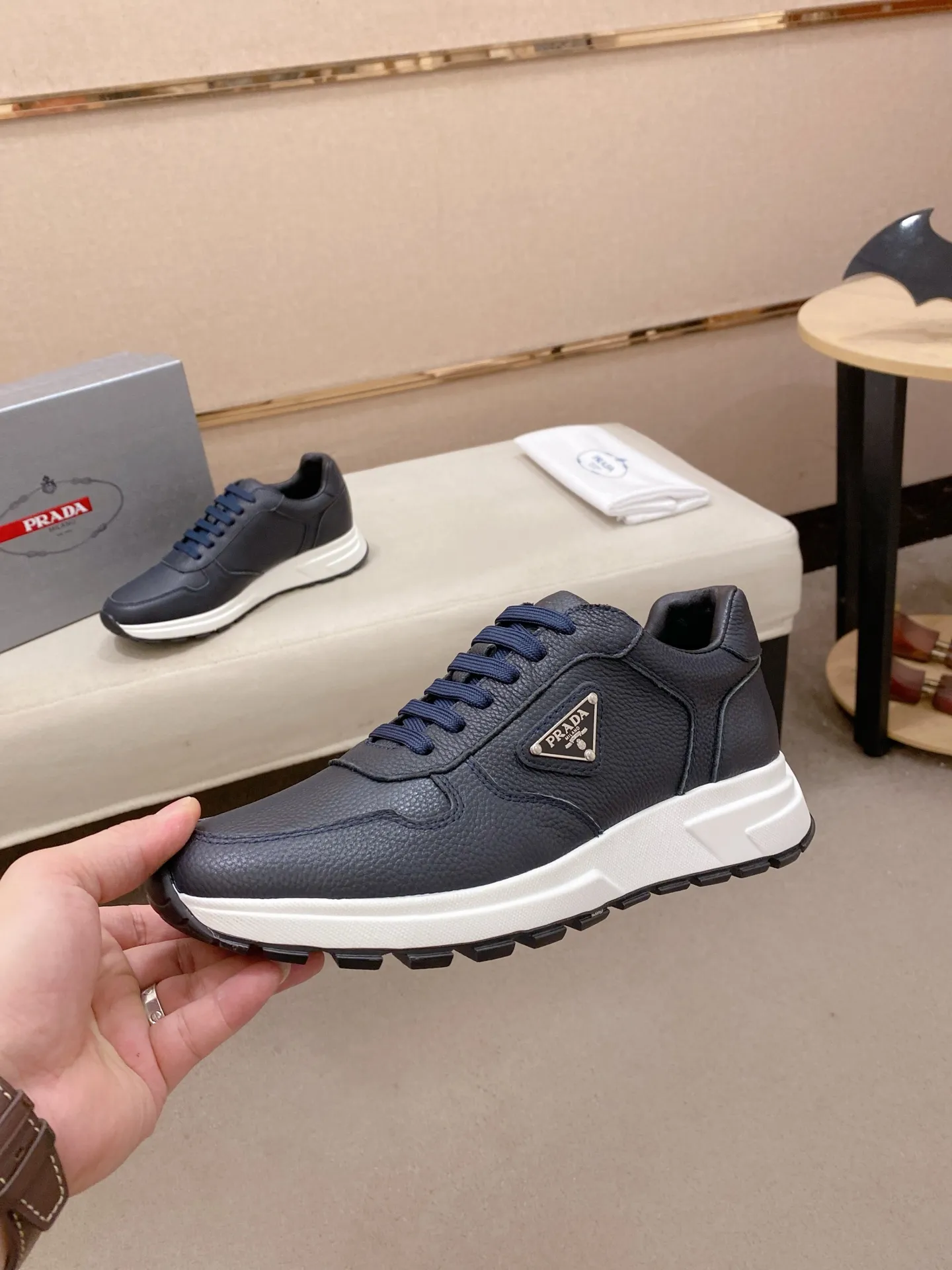 Factory price 560💰(High version) New Prada (Prada) high-top counters are on the market at the same time, new men's shoes, 😘fabrics are selected from waterproof technical cloth. First layer cowhide lining. 👍🏿Original molded anti-slip rubber outsole, with exquisite lines, simple and elegant, comfortable and high-end for leisure travel. Number of yards: 38 to 44. (Can be customized for 45.46.)